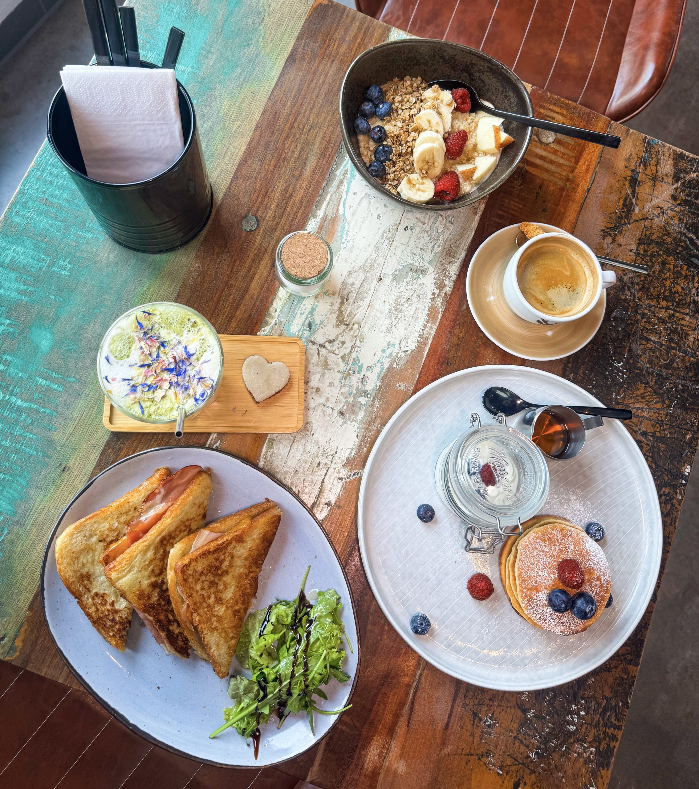 Prroduktfoto von einem gerichteten Frühstückstisch 